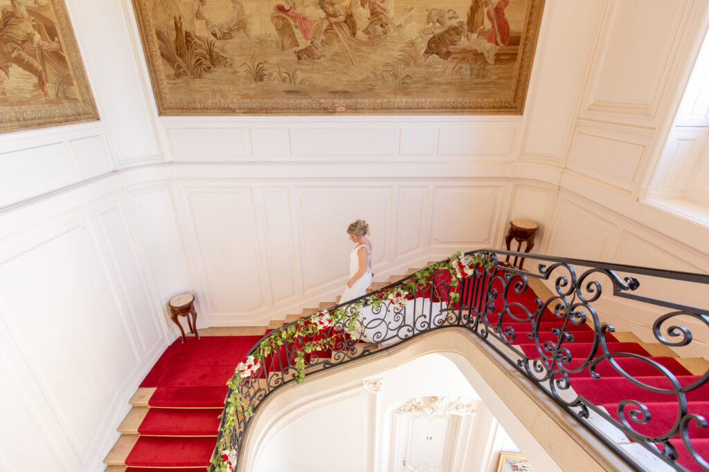 La mariée descend les escaliers du château