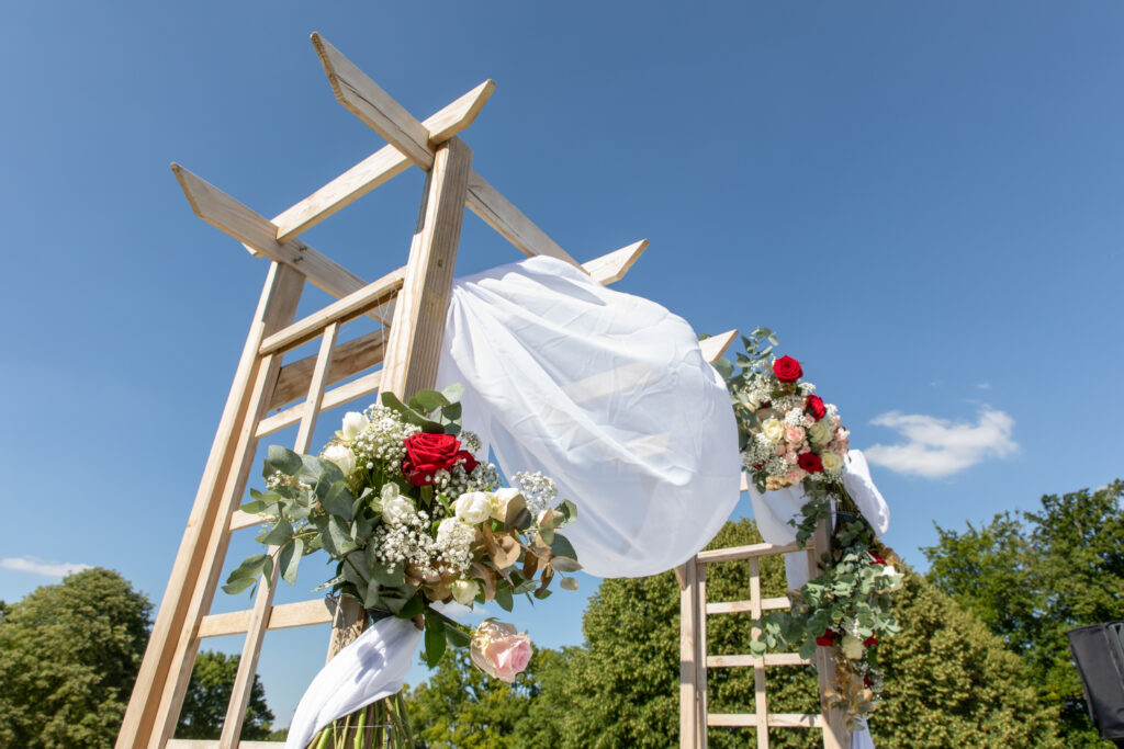 Une arche romantique et élégante pour la cérémonie laïque dans le parc du château