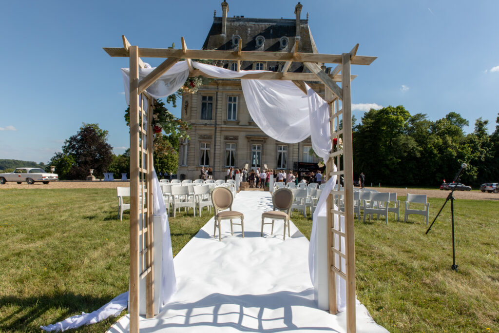 La cérémonie laïque avec vue sur le château de Dangu