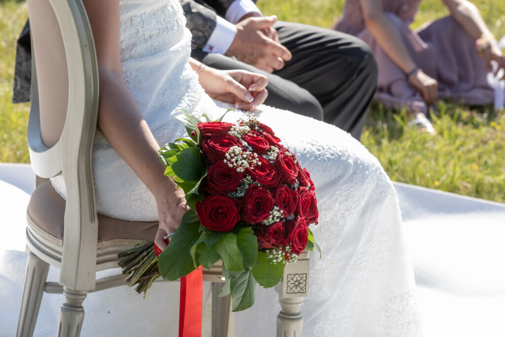 Un bouquet de mariée élégant et romantique composé de roses rouges