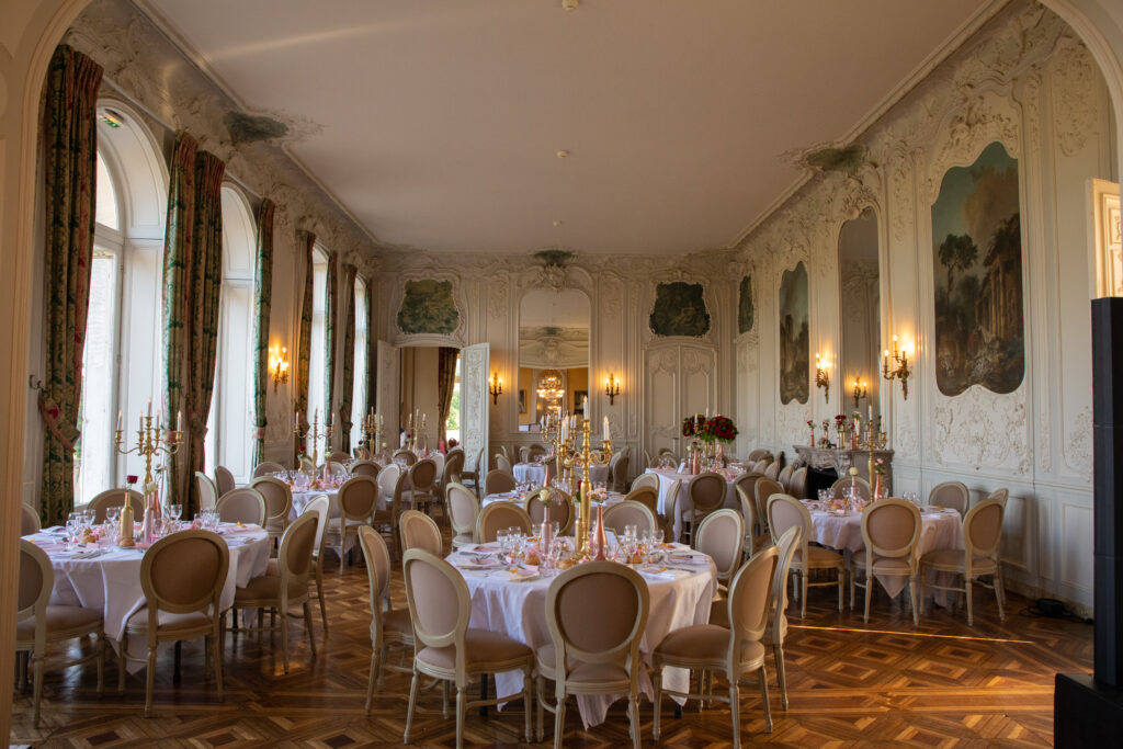 La salle de réception du château de Dangu décorée pour un mariage romantique et élégant