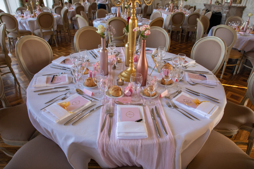 Une décoration de table romantique et élégante pour un mariage au château de Dangu