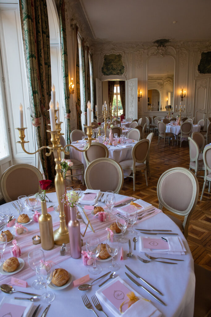 Une décoration de table romantique et élégante pour un mariage au château de Dangu