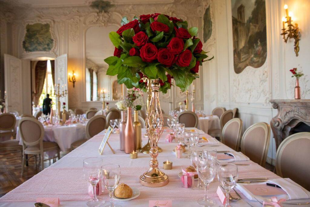 Décoration de la table des mariés pour un mariage romantique et élégant au château de Dangu