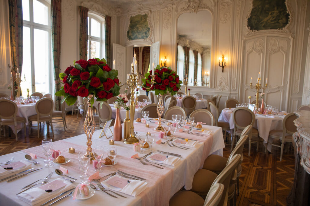 Décoration de la table des mariés pour un mariage romantique et élégant au château de Dangu