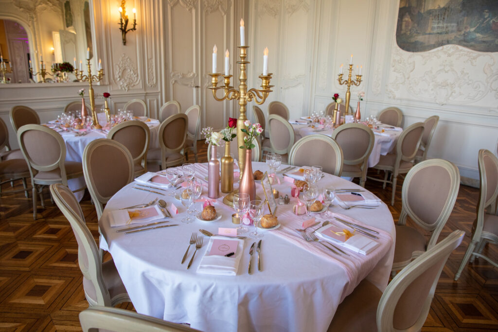 Une décoration de table romantique et élégante pour un mariage au château de Dangu