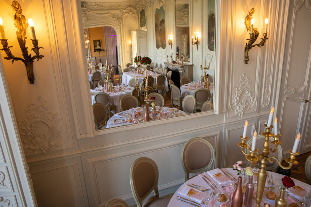 La salle de réception du château de Dangu décorée pour un mariage romantique et élégant