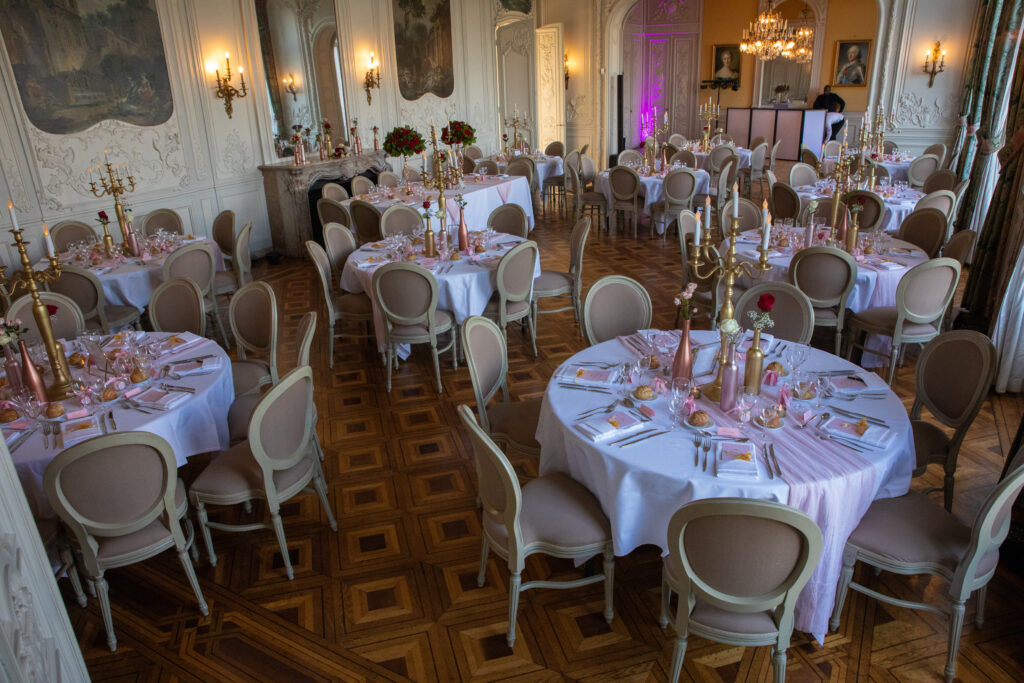 La salle de réception du château de Dangu décorée pour un mariage romantique et élégant