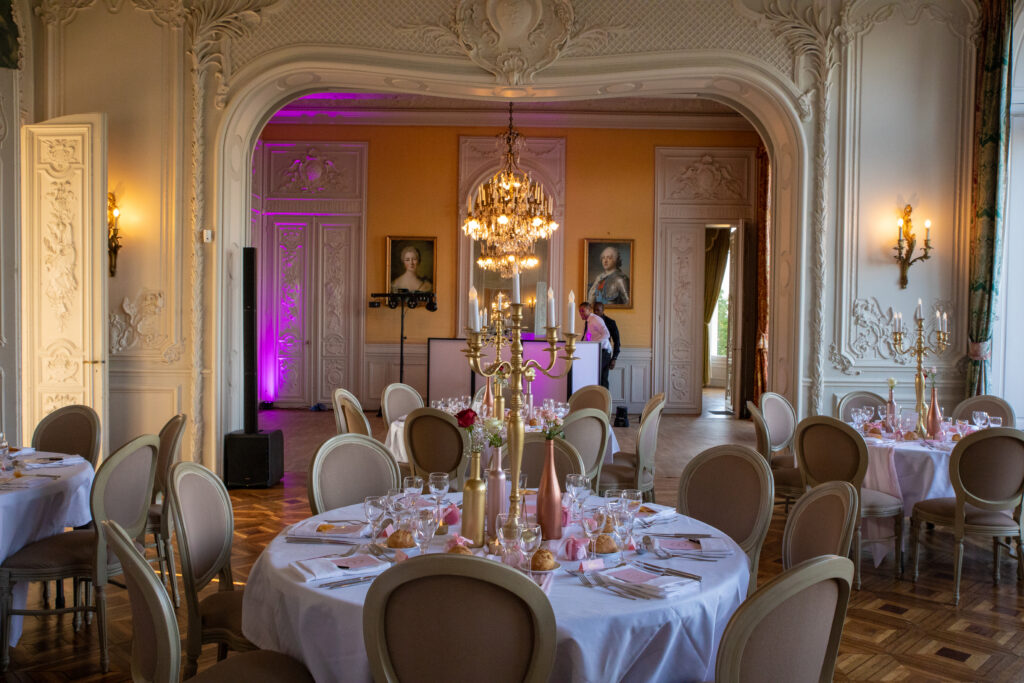 La salle de réception du château de Dangu décorée pour un mariage romantique et élégant