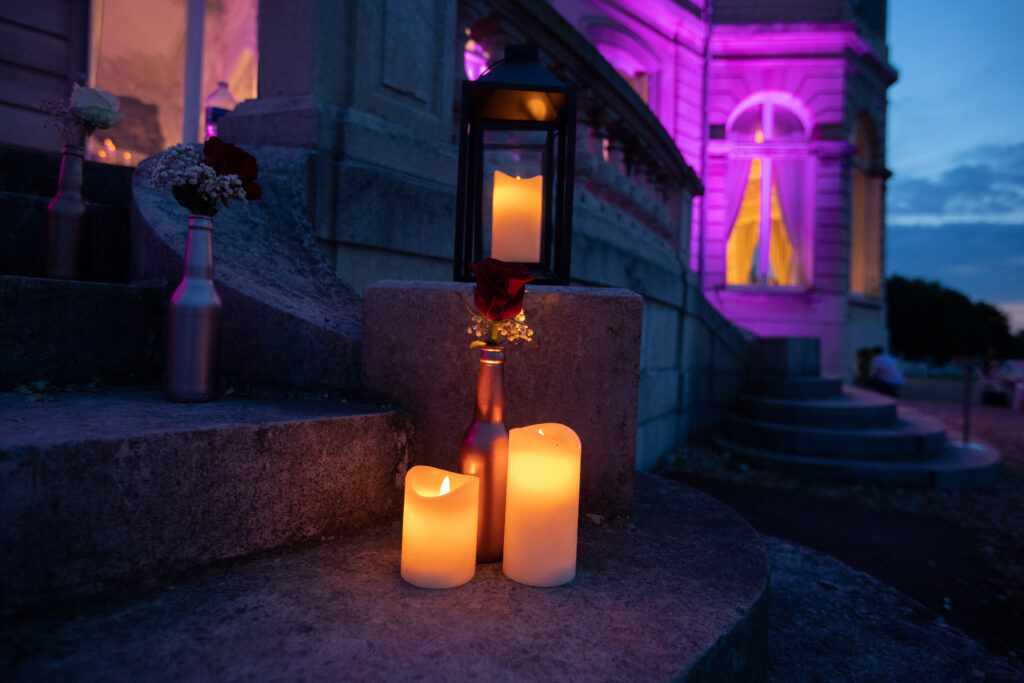 Les marches du château à la tombée de la nuit, éclairées à la bougie