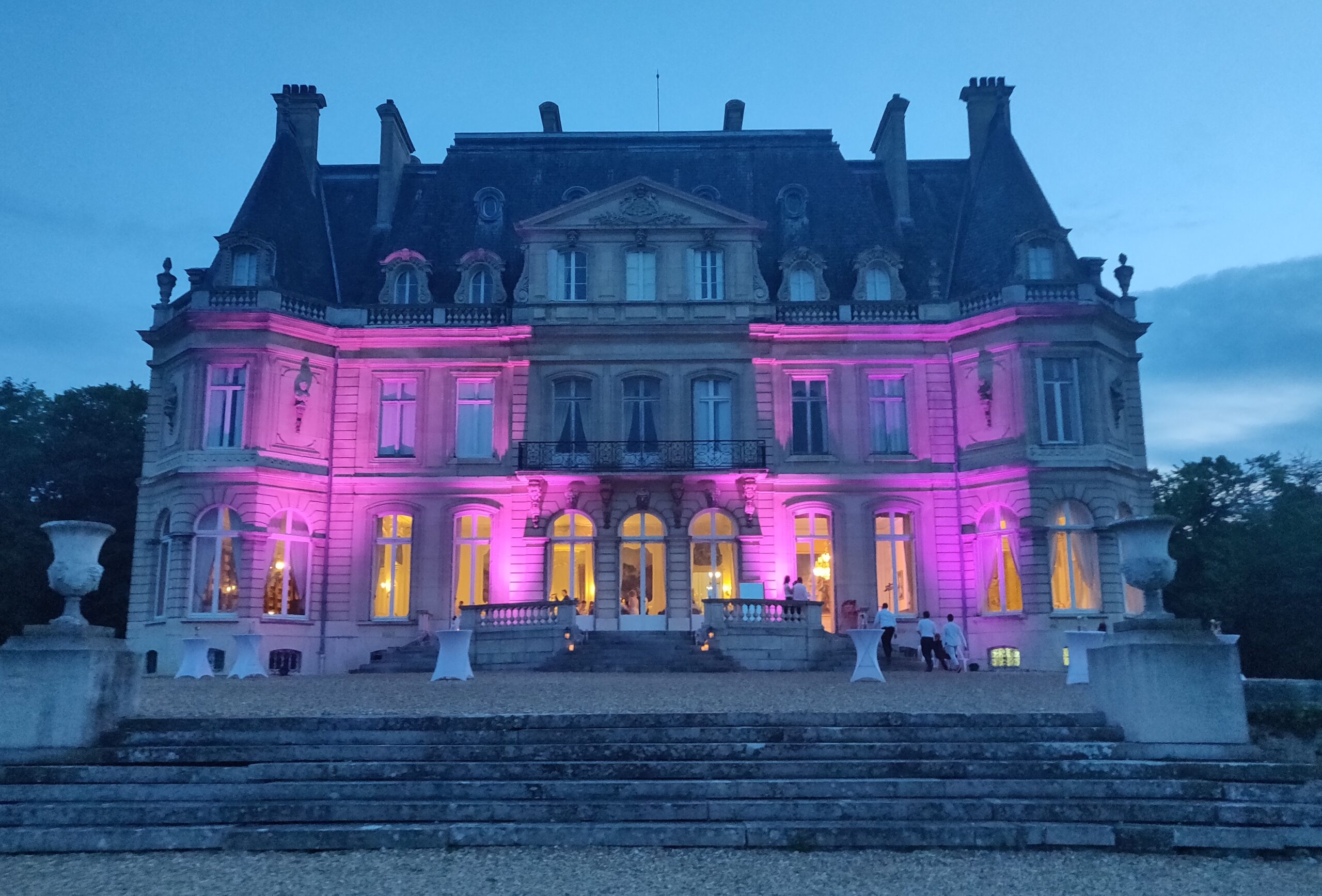 La façade du château de Dangu élégamment éclairée pour un mariage romantique