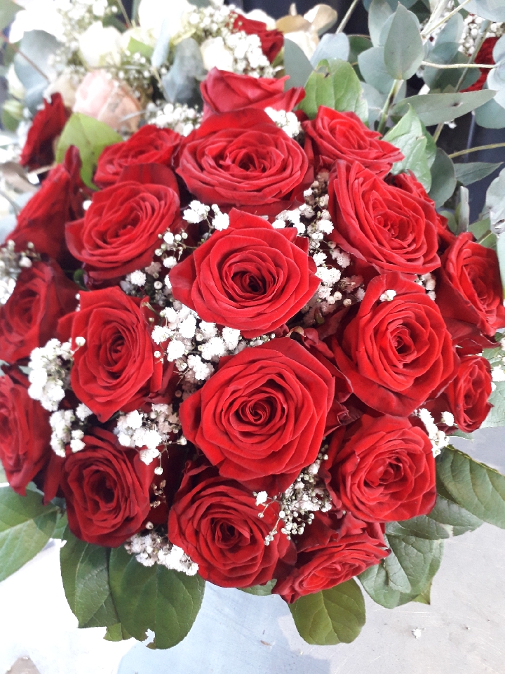 Un bouquet de mariée élégant et romantique composé de roses rouges