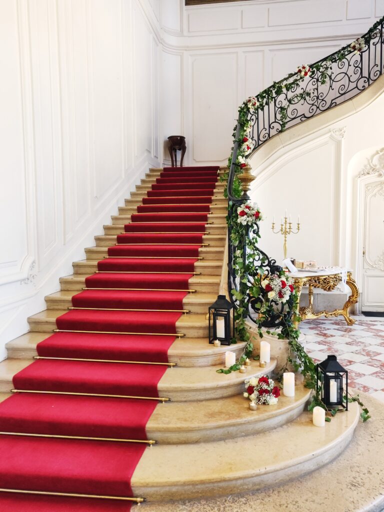 Les escaliers du château de Dangu élégamment décorés pour un mariage romantique